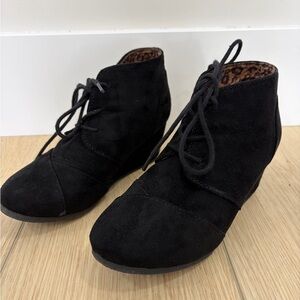Girls Black Suede Lace-Up Ankle Boots with Leopard Lining. Size 2